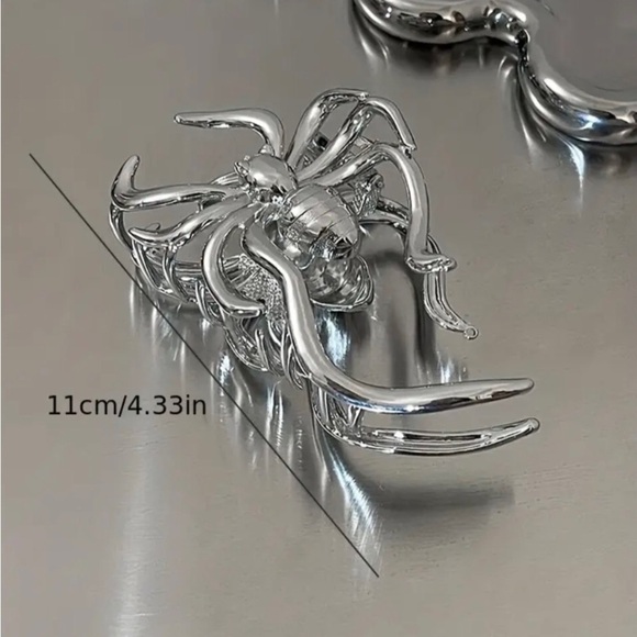 Womens Silver Tone Scary Halloween Spider Hair Claw Clip - Picture 3 of 8